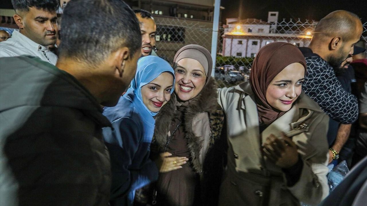 Mısır'da tedavi gören bir grup Filistinli hasta Gazze'ye döndü