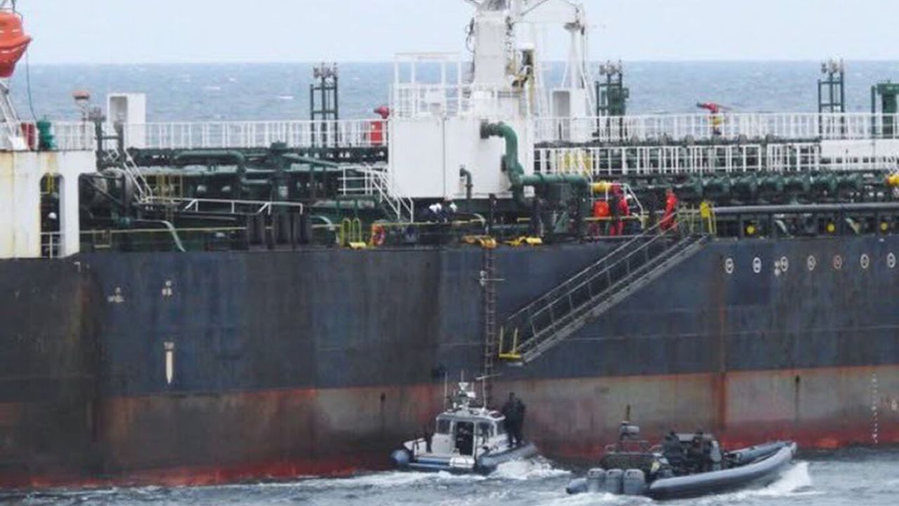 Rusya'ya ait tankere el koyuldu!