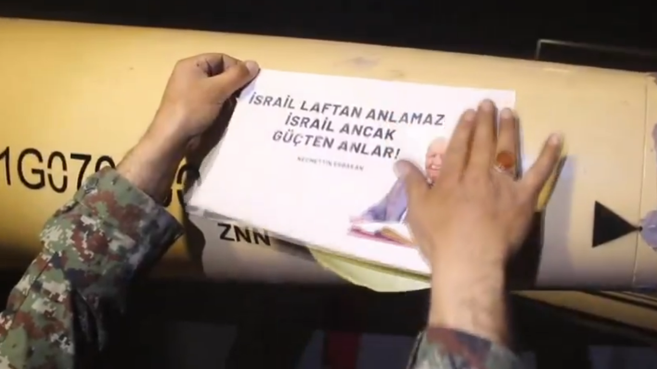 İran israile Erbakan fotoğraflı füze attı: israil laftan değil, güçten anlar