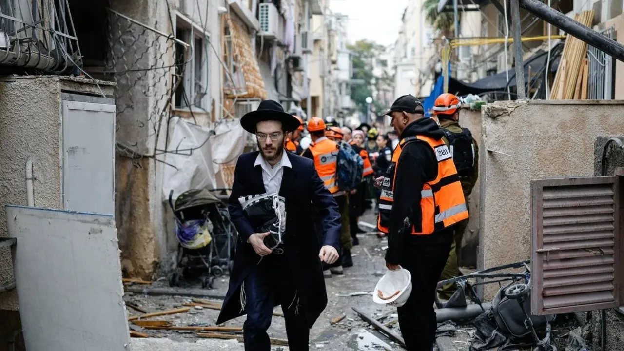 İran'dan Tel Aviv'e sabah füzesi: 17 bölge hasar gördü