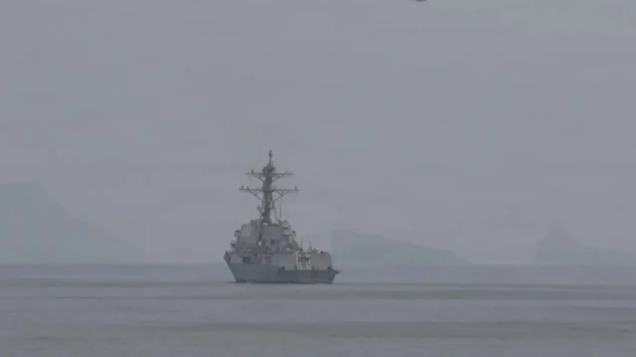 Gemiler Hürmüz'den geçmeye korkuyor