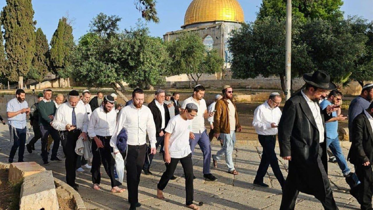 Mescid-i Aksa'ya provokatif baskın!