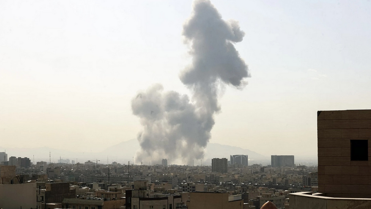 İşgalciler İran Kızılayı'na ait yardım deposunu hedef aldı