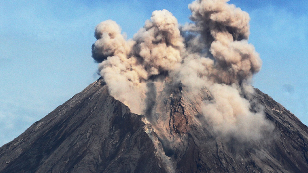 Semeru Yanardağı bir günde 4 kez patladı!