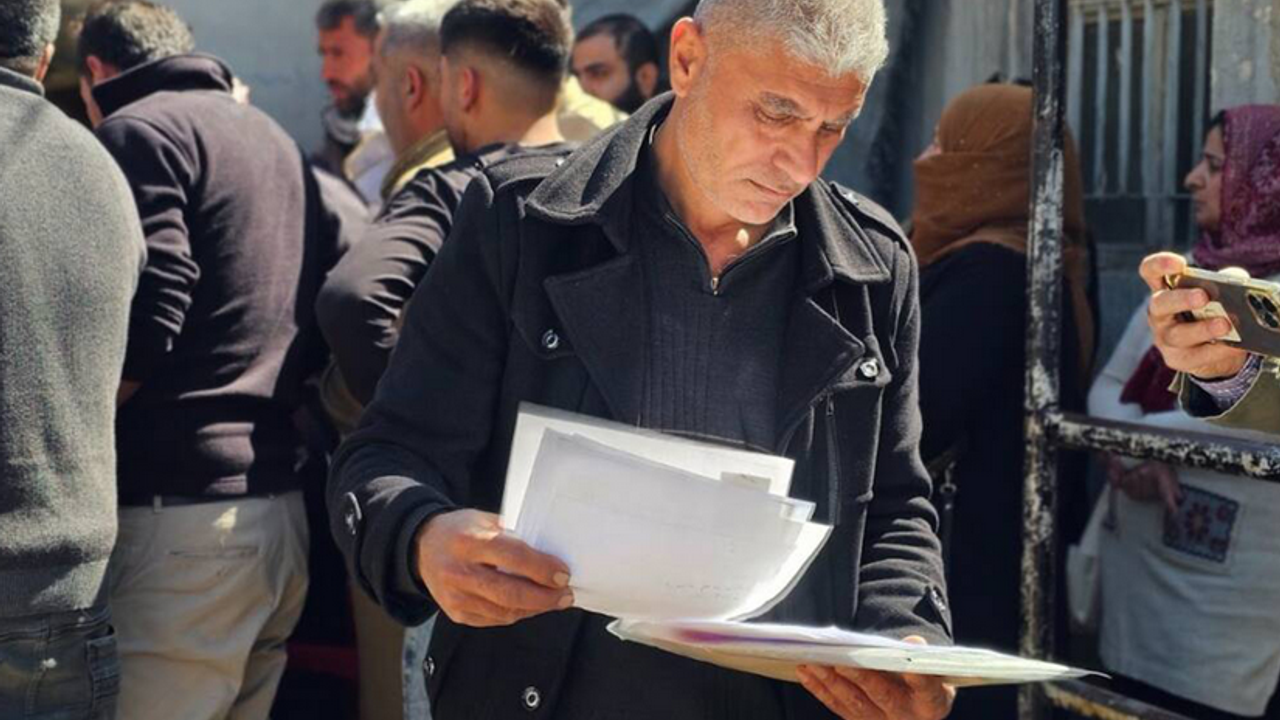 Suriye'de bir eşik aşılıyor: Kürtler yıllar sonra kimlik için sıraya girdi