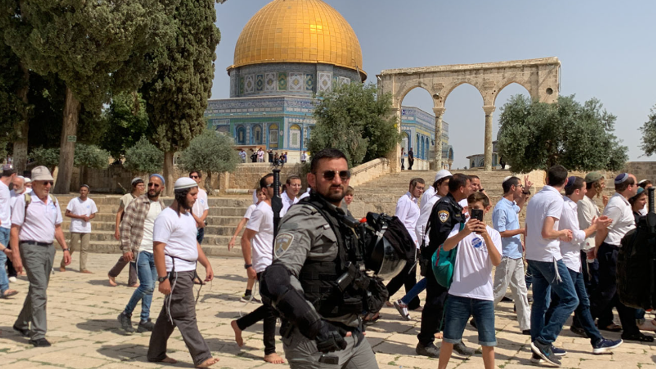Mescid-i Aksa'ya provokatif baskın!