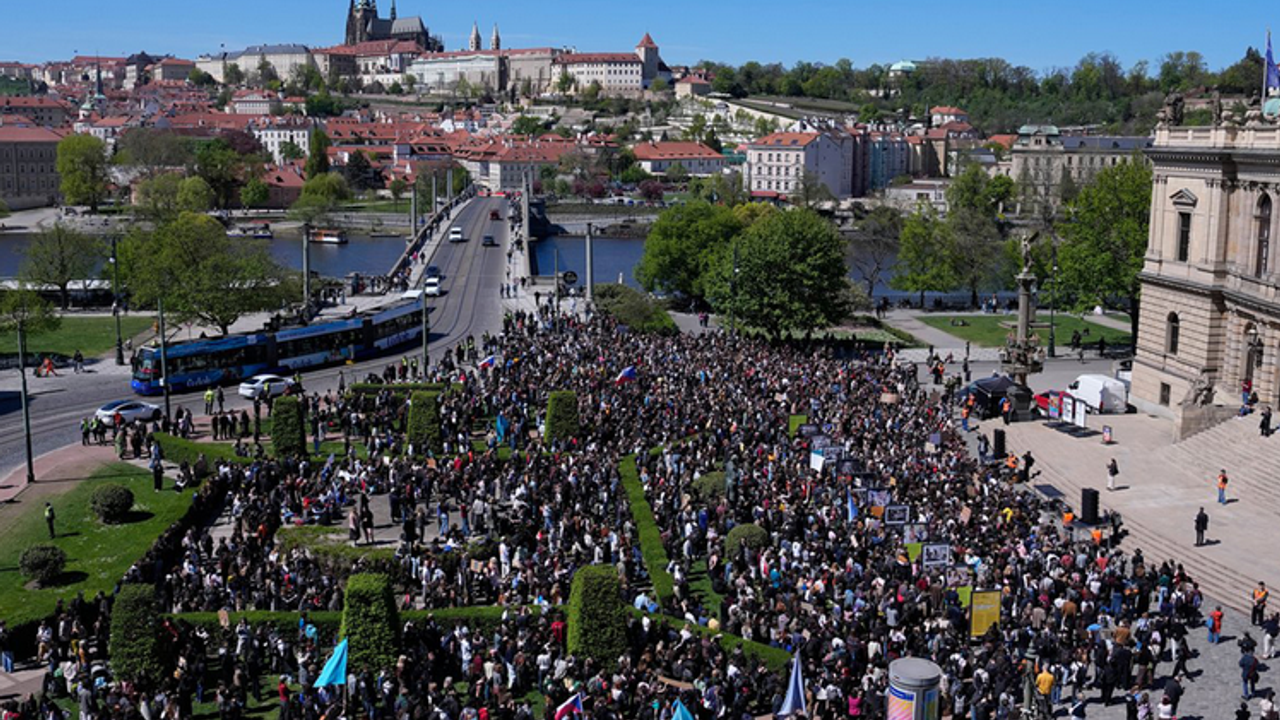 Çekya'da hükümetin medya planı öğrencileri sokaklara döktü