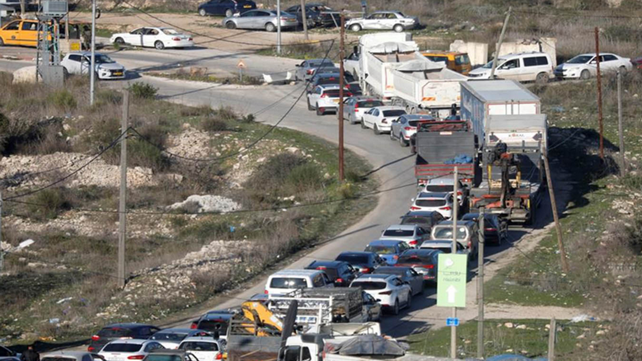 israil Ramallah'ın kuzeyindeki kontrol noktalarını kapattı