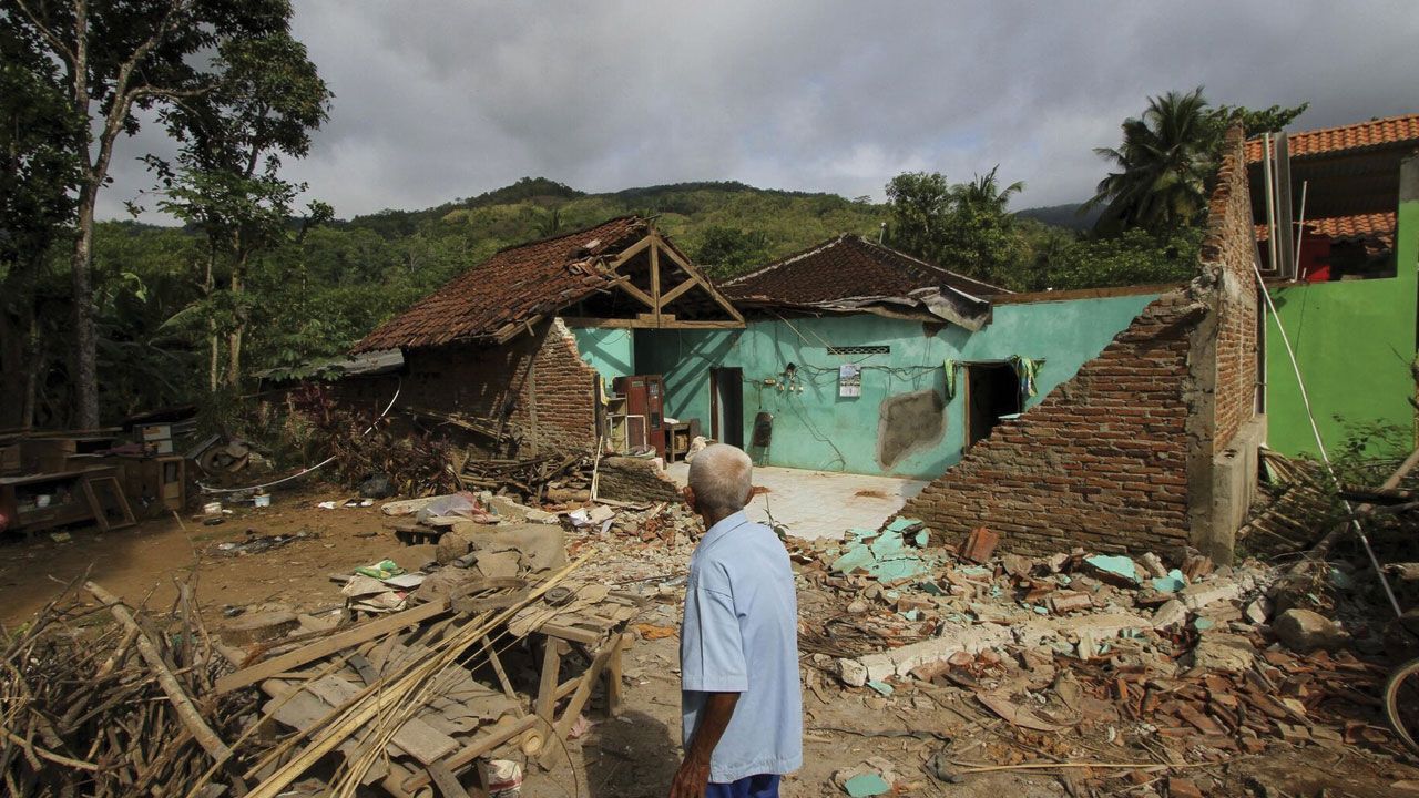 Endonezya'da şiddetli deprem: Tsunami uyarısı yapıldı