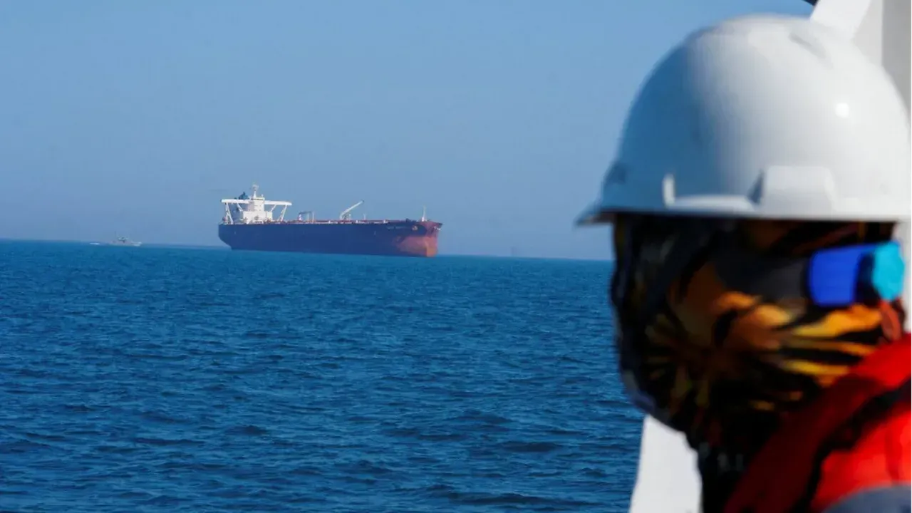 Hamaney, 'hazırır' dedi! Hürmüz Boğazı'nda iki gemiye ateş açıldı