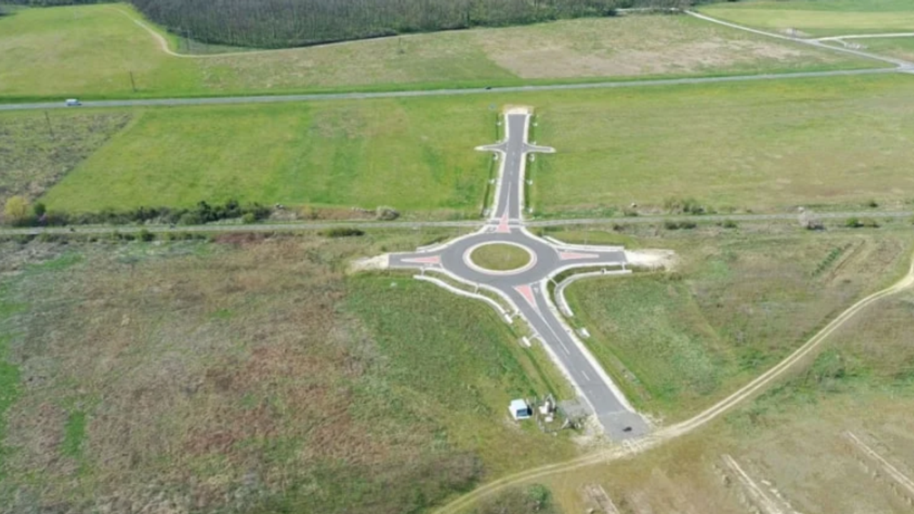Tarlanın göbeğine kavşak kurdular fakat hiçbir amaca hizmet etmiyor