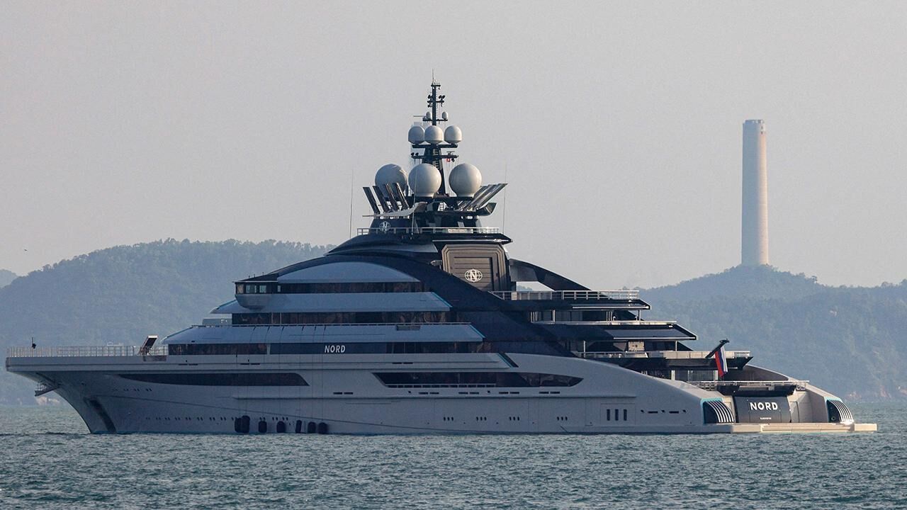 Yaptırımlı Rus milyarderin süper yatı Hürmüz'den geçti