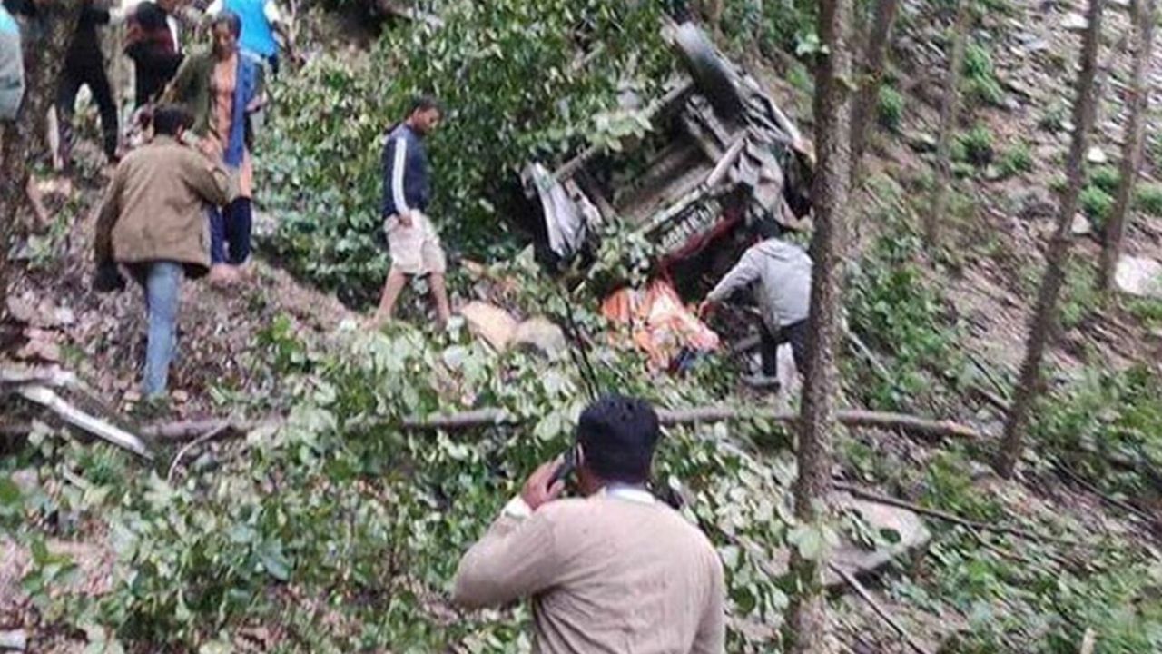 Araç uçuruma yuvarlandı: 20 kişi hayatını kaybetti!