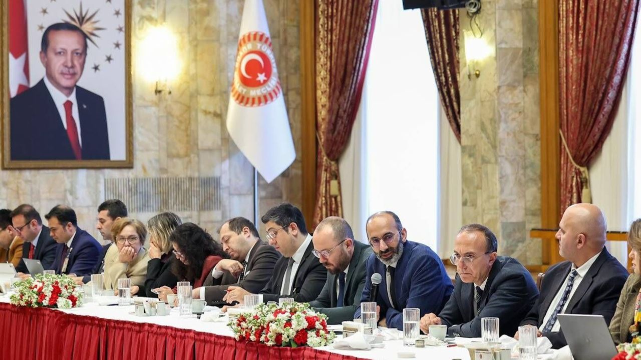 Doğru Medya Temsilcisi Sait Özcan'dan Numan Kurtumuş'a; ABD ve israile kim dur diyecek?