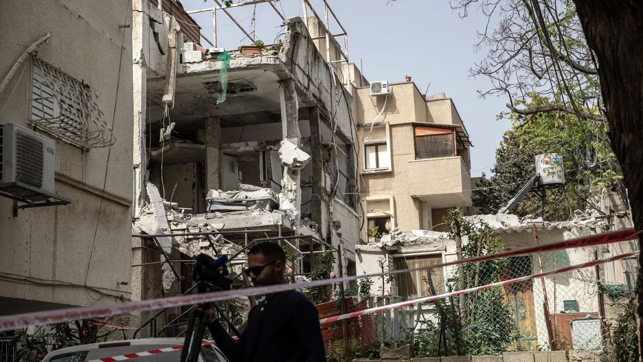 İran füzeleri Tel Aviv'e yağdı! Birçok nokta isabet aldı