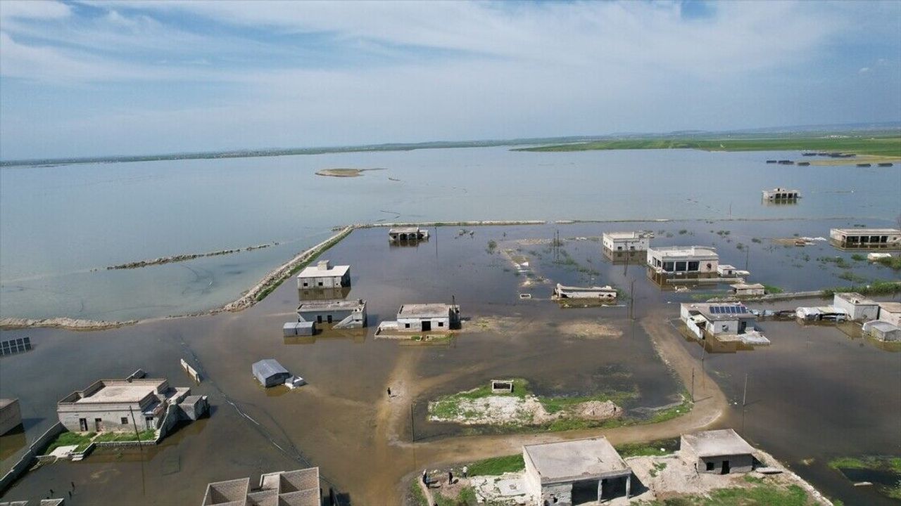 İdlib'de sel nedeniyle bazı evler ve tarım arazileri su altında kaldı!