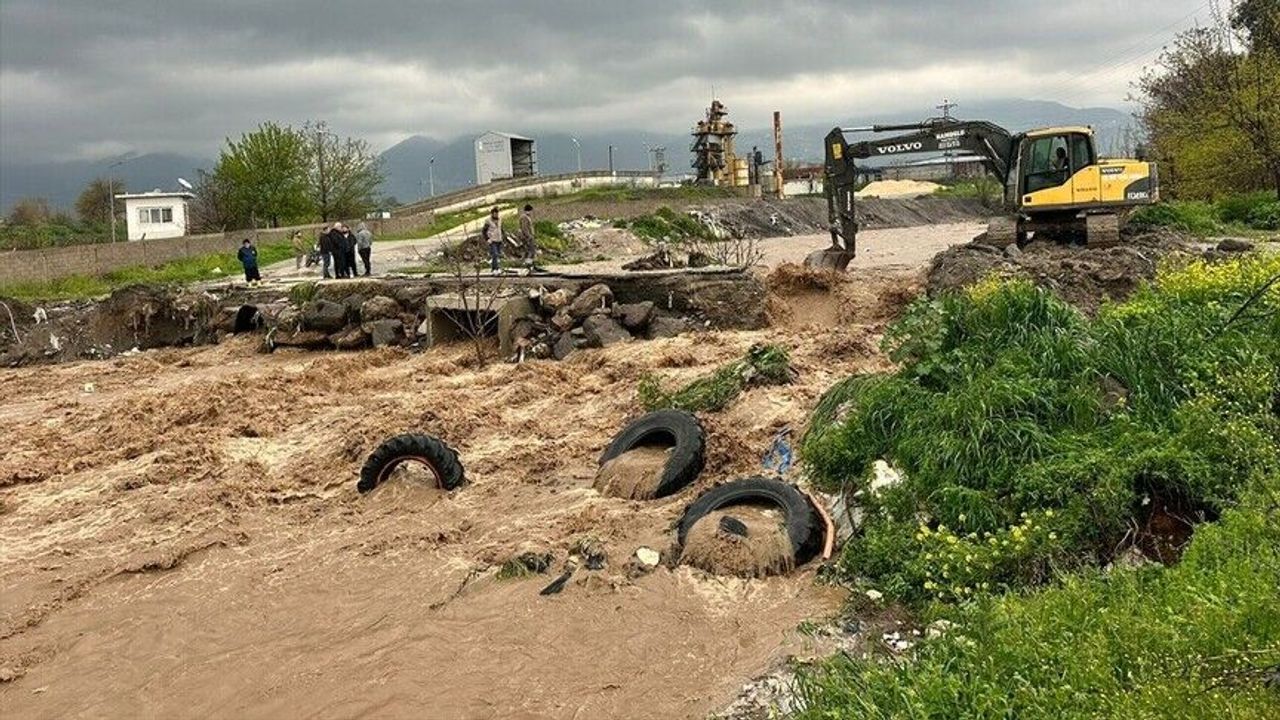 Osmaniye'de şiddetli yağış nedeniyle köprü çöktü!