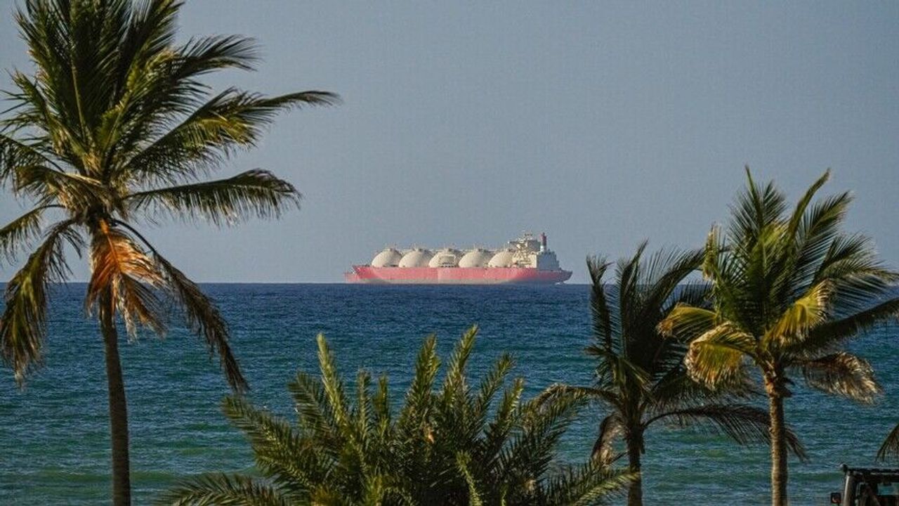 Savaşın başından beri ilk yolcu gemisi Hürmüz Boğazı'ndan geçti!