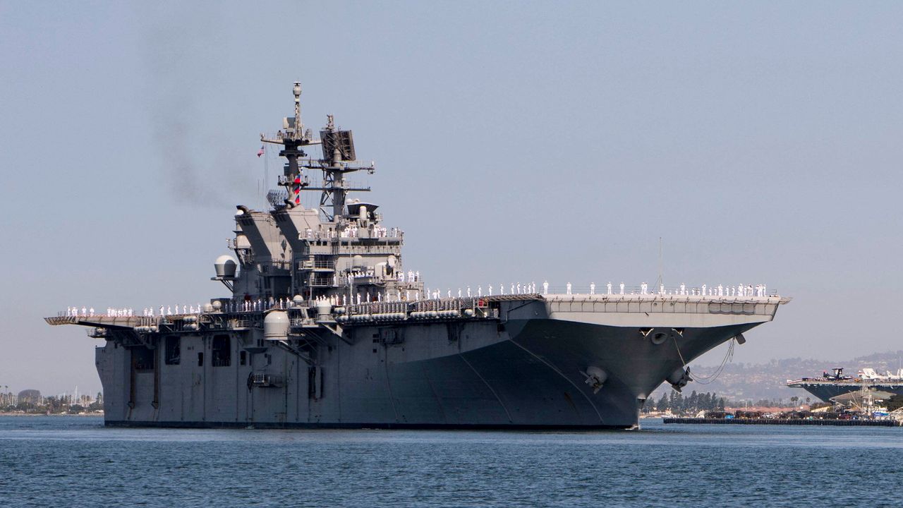 İran ABD'nin dev amfibi hücum gemisini hedef aldı! Yıldırım hızında operasyon!