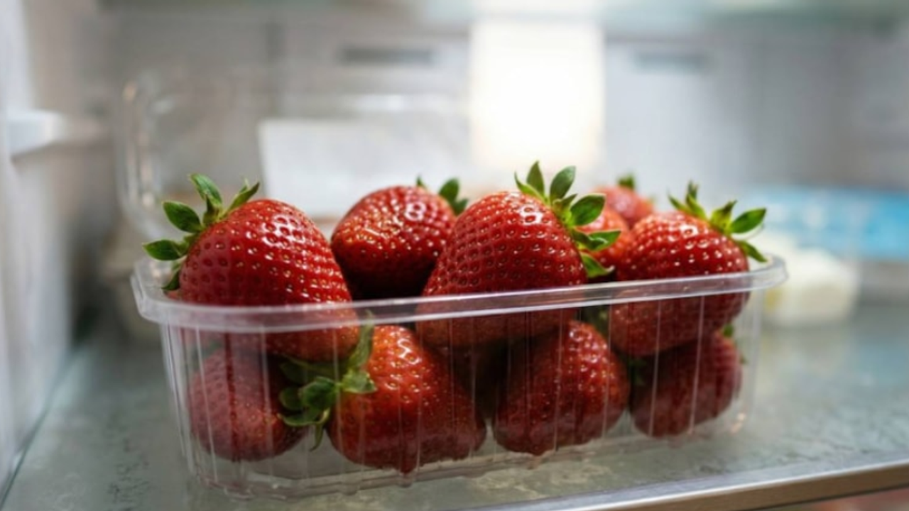 Yıkadığınız çilekleri asla buzdolabına yerleştirmeyin