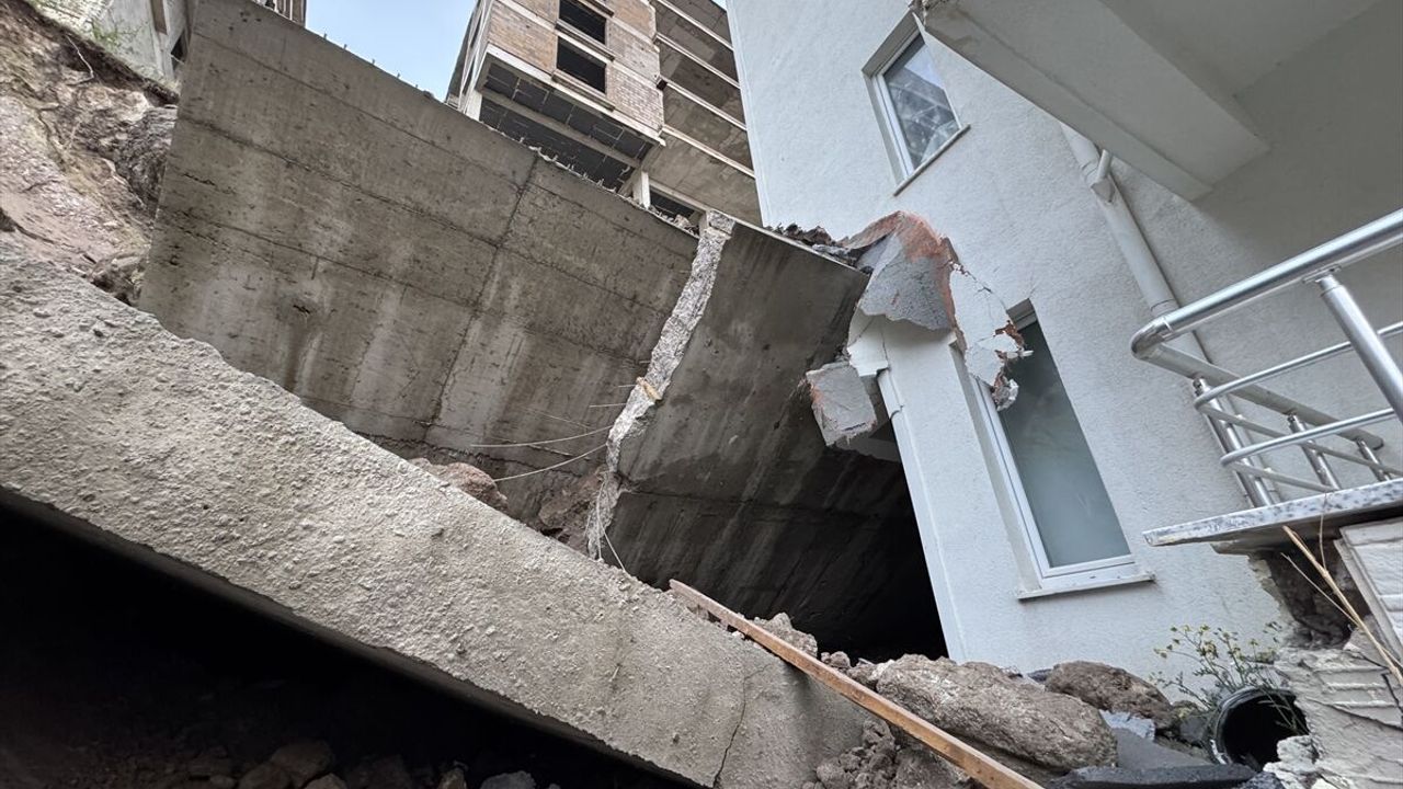 İstinat duvarı çöktü faciadan dönüldü