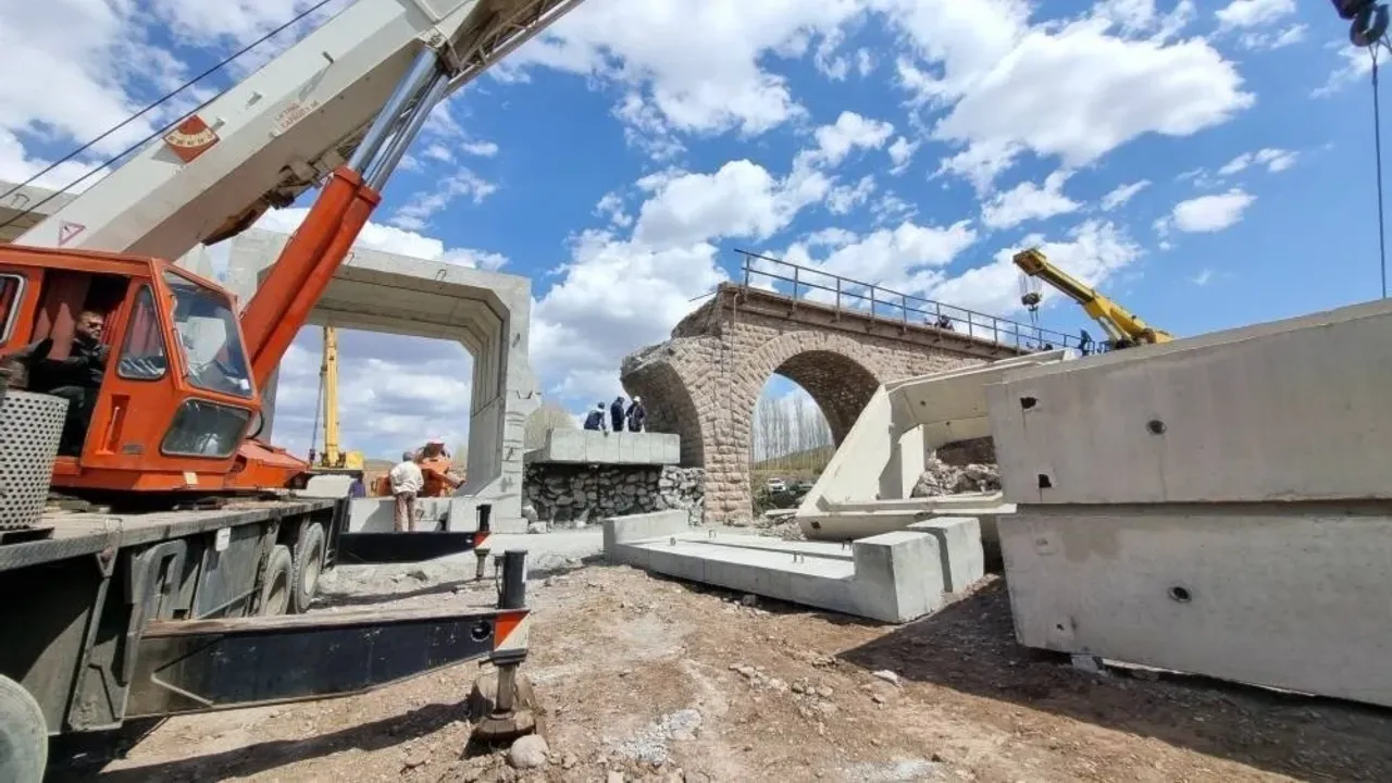Vurulan 6 köprü 96 saatte yeniden yapıldı