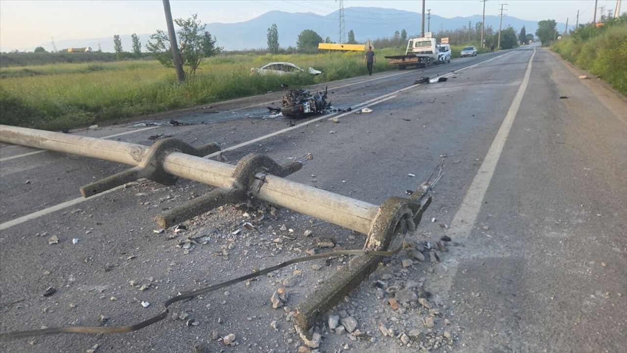Araç direği devirdi: Motosiklet direğe çarptı!