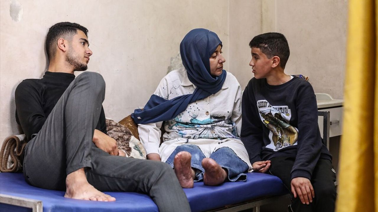 Fertlerinin tümü yaralanan Gazzeli aile, yurt dışında tedavi olabilmek için ümitle bekliyor