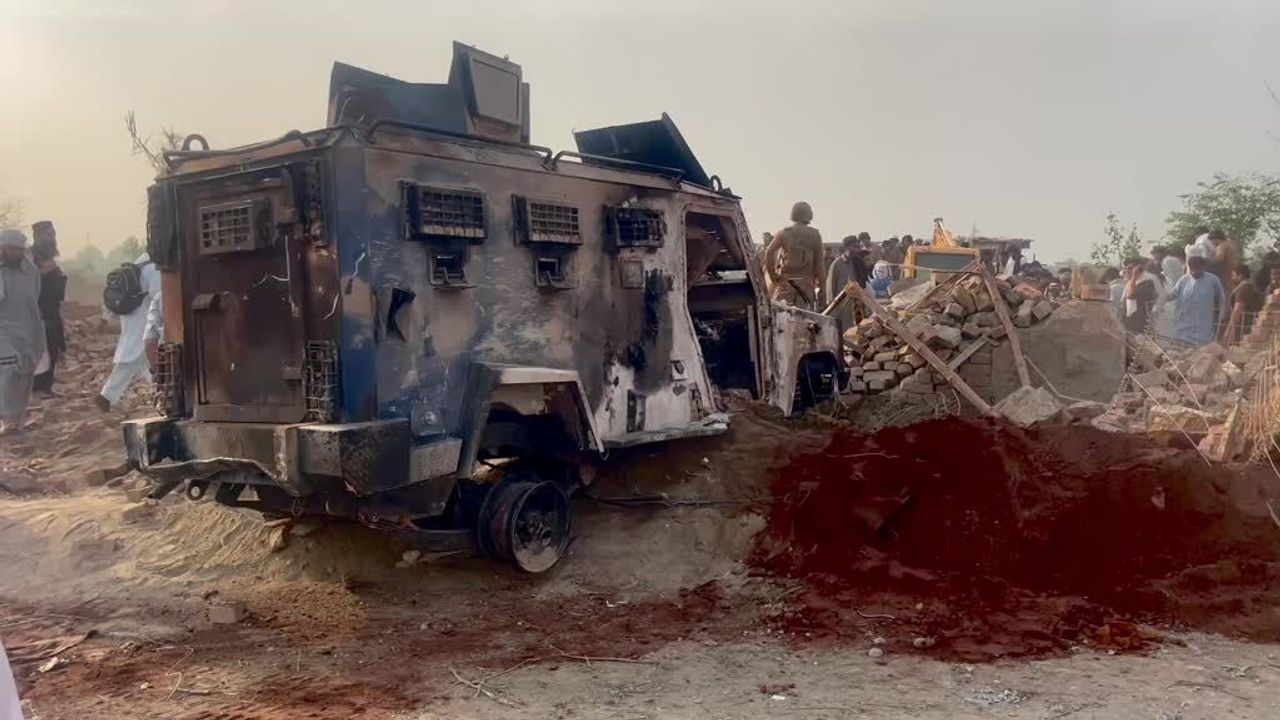 Pakistan'da polis aracına intihar saldırısı