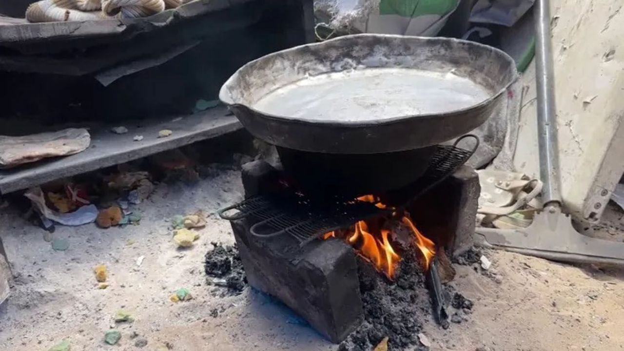 Ateşkes kimin umrunda? Gazzeliler karnını doyurmak için çöp yakıyor!