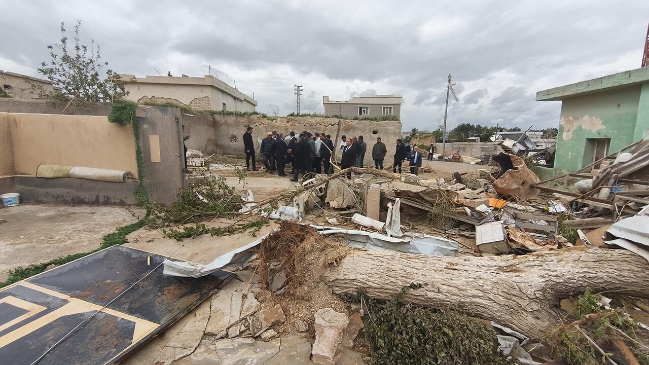 Gaziantep'te fırtına: 127 elektrik direği yıkıldı