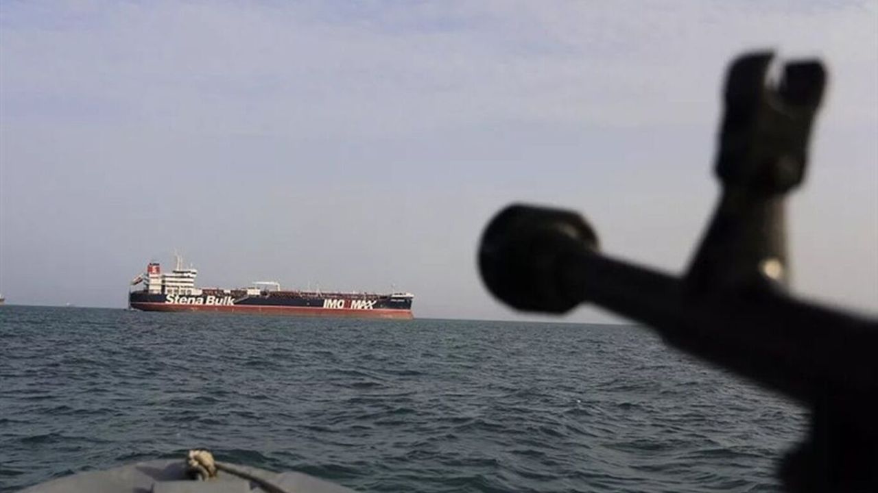 İran ordusu, Hürmüz Boğazı'nda ABD savaş gemilerini hedef aldı!