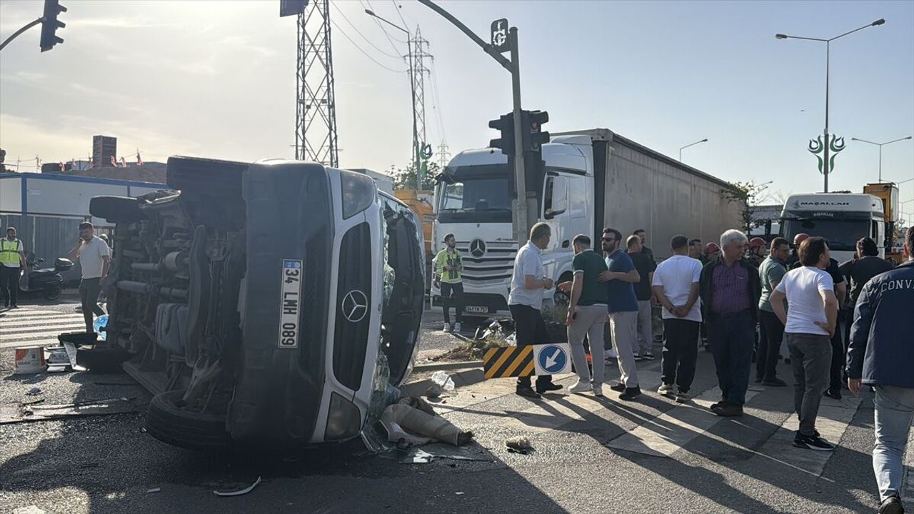 Kocaeli'nde işçi servisi ile TIR çarpıştı