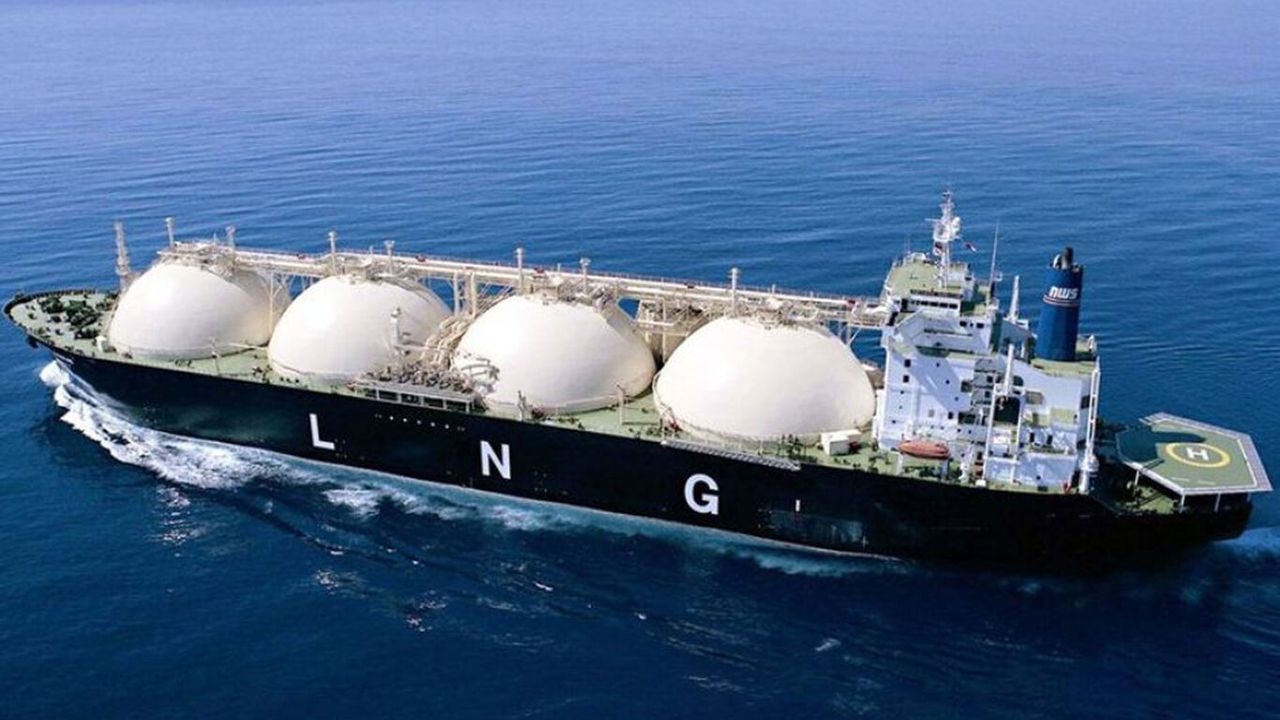 Bir tanker daha savaş sonrası ilk kez Hürmüz Boğazı'nı geçti!