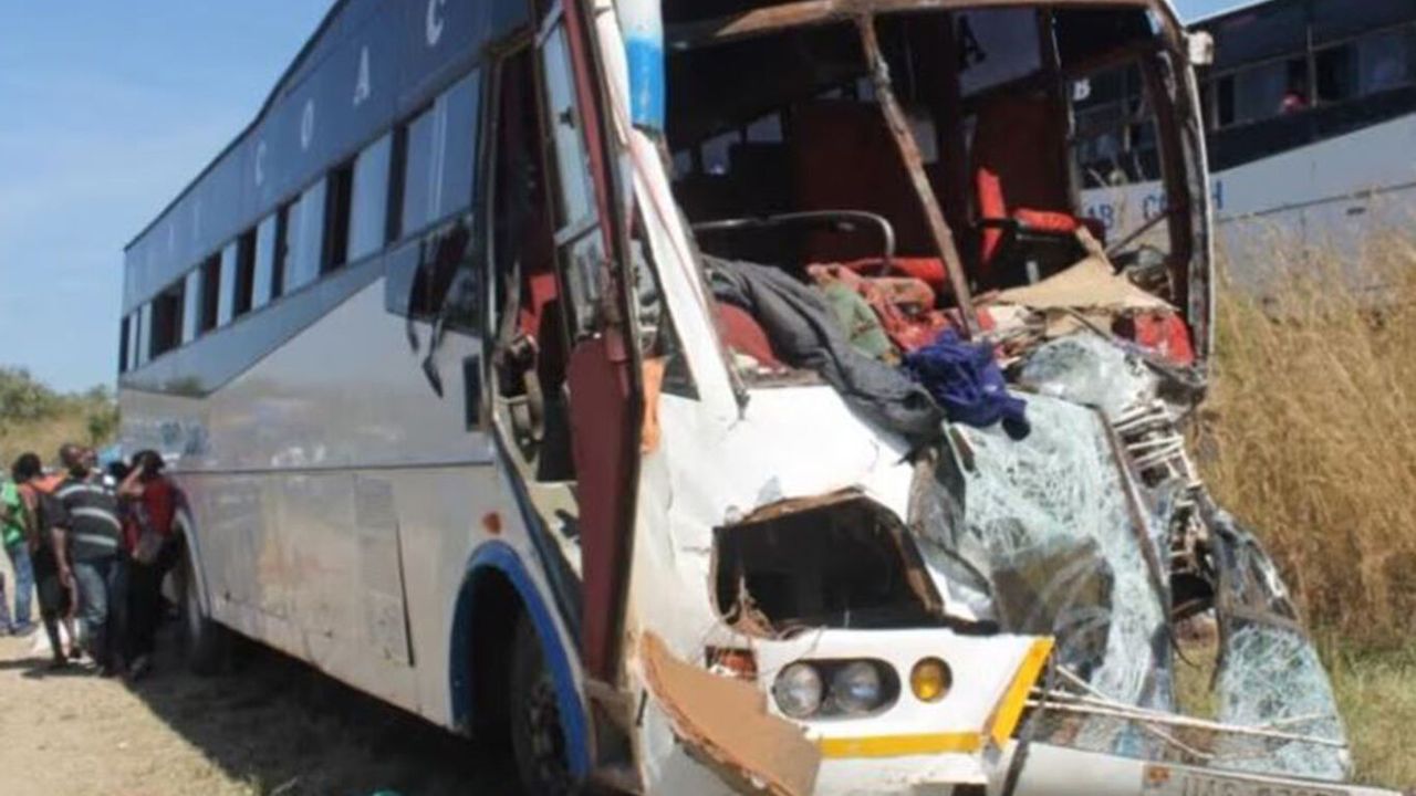 İki yolcu otobüsü çarpıştı: 14 kişi hayatını kaybetti