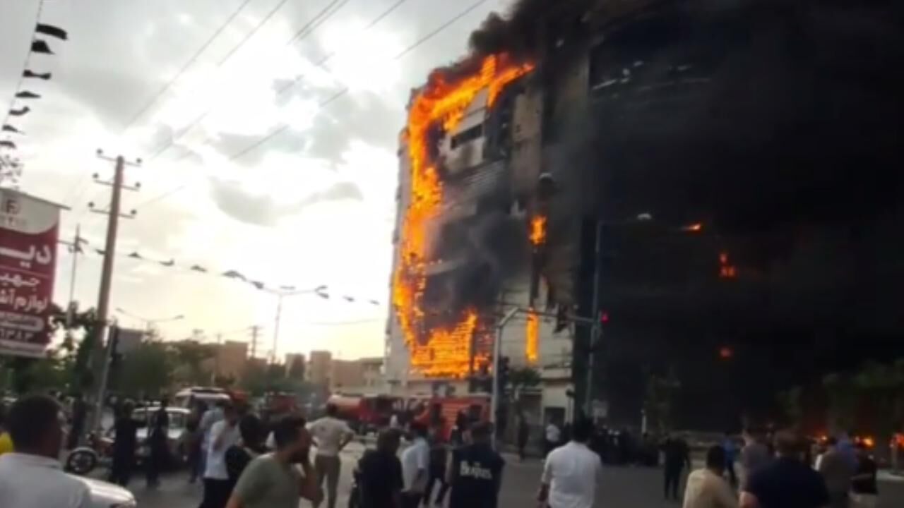 İran'da AVM yangını: Çok sayıda ölü ve yaralı var