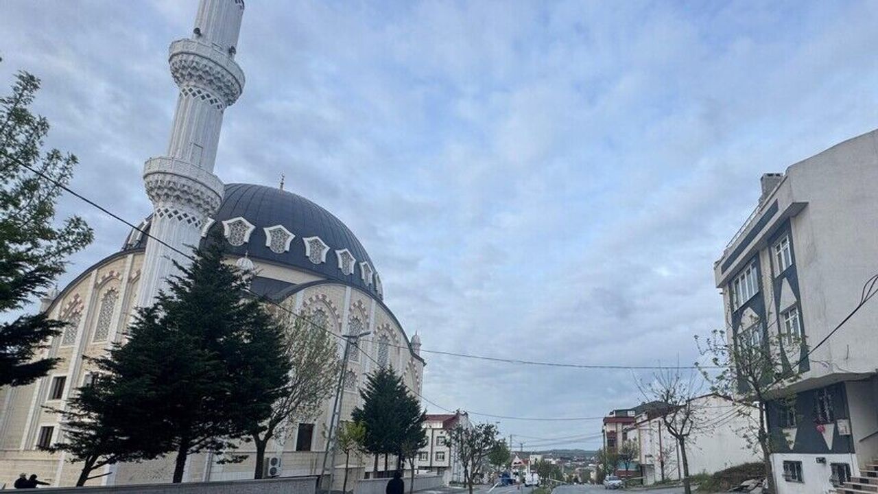 Arnavutköy'de minaresi sallanan caminin yakınındaki 2 bina boşaltıldı!