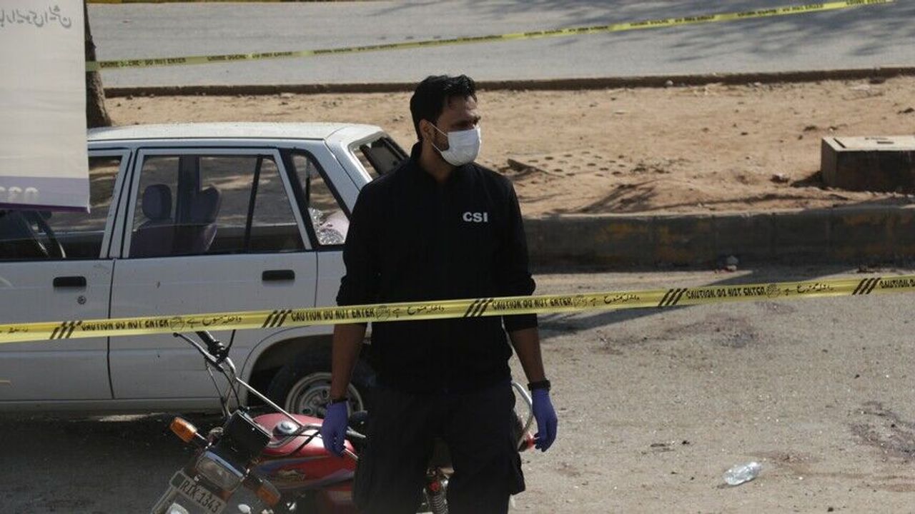 Pakistan'da dehşet intihar saldırısı: 12 polis öldü!
