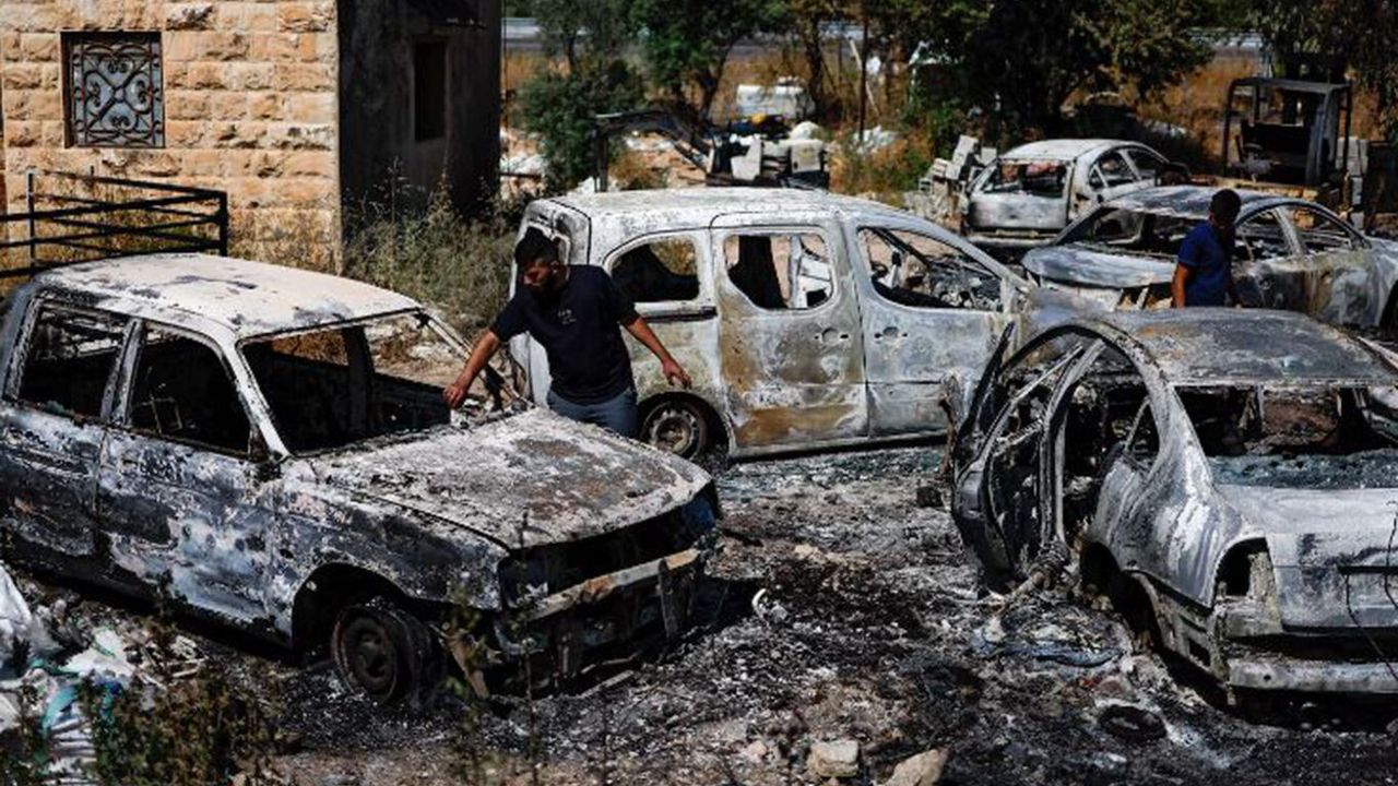 Yahudi çetelerin zulmü: Filistinlilere saldırıp araçlarını ateşe verdiler