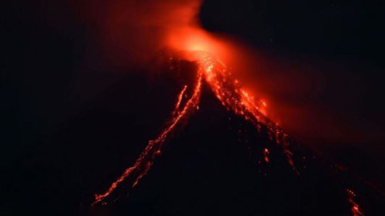 Mayon Yanardağı'nda patlama!