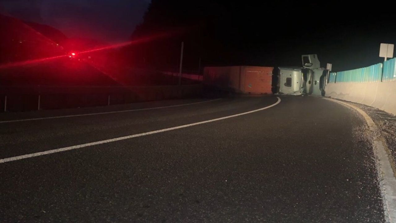 Bolu Dağı'nda askeri mühimmat yüklü tır devrildi