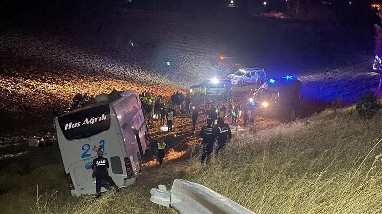 Merzifon'da otobüs tarlaya devrildi: 24 yaralı