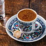 Türk kahvesini böyle pişirince bol köpüklü oluyor! İşte köpüklü kahve yapmanın püf noktası