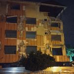 Kartal'da yıkım bekleyen binada kısmi çökme