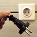 Elektrikli cihazların fişini çekenler büyük zarar ediyor! Cihazınız yanabilir