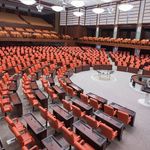 En düşük emekli aylığının artırılmasına yönelik düzenlemeyi de içeren kanun teklifi TBMM Genel Kurulunda kabul edildi