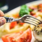Yemek sırasında su içmek yararlı mı zararlı mı? Uzmanlar açıkladı
