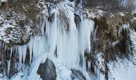 Erzincan'da donan Girlevik Şelalesi, buzdan bir geline dönüştü