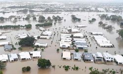 Bi sedan mal ji ber lehîyê di bin avê de man
