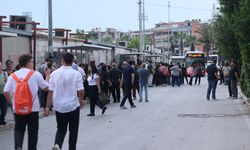 İzmir'de işçilerin grevi nedeniyle toplu taşımada yoğunluk oluştu